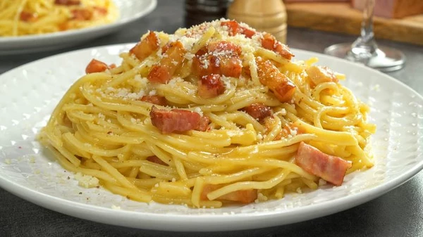 Těstoviny carbonara se slaninou: recept krok za krokem