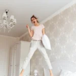 funguje-i-v-chruscovce-jak-vizualne-zvysit-strop-v-kazde.webp.webp